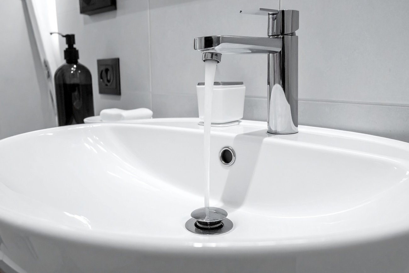 Раковина очистится от известкового налета без усилий: запомните проверенный способ без бытовой химии