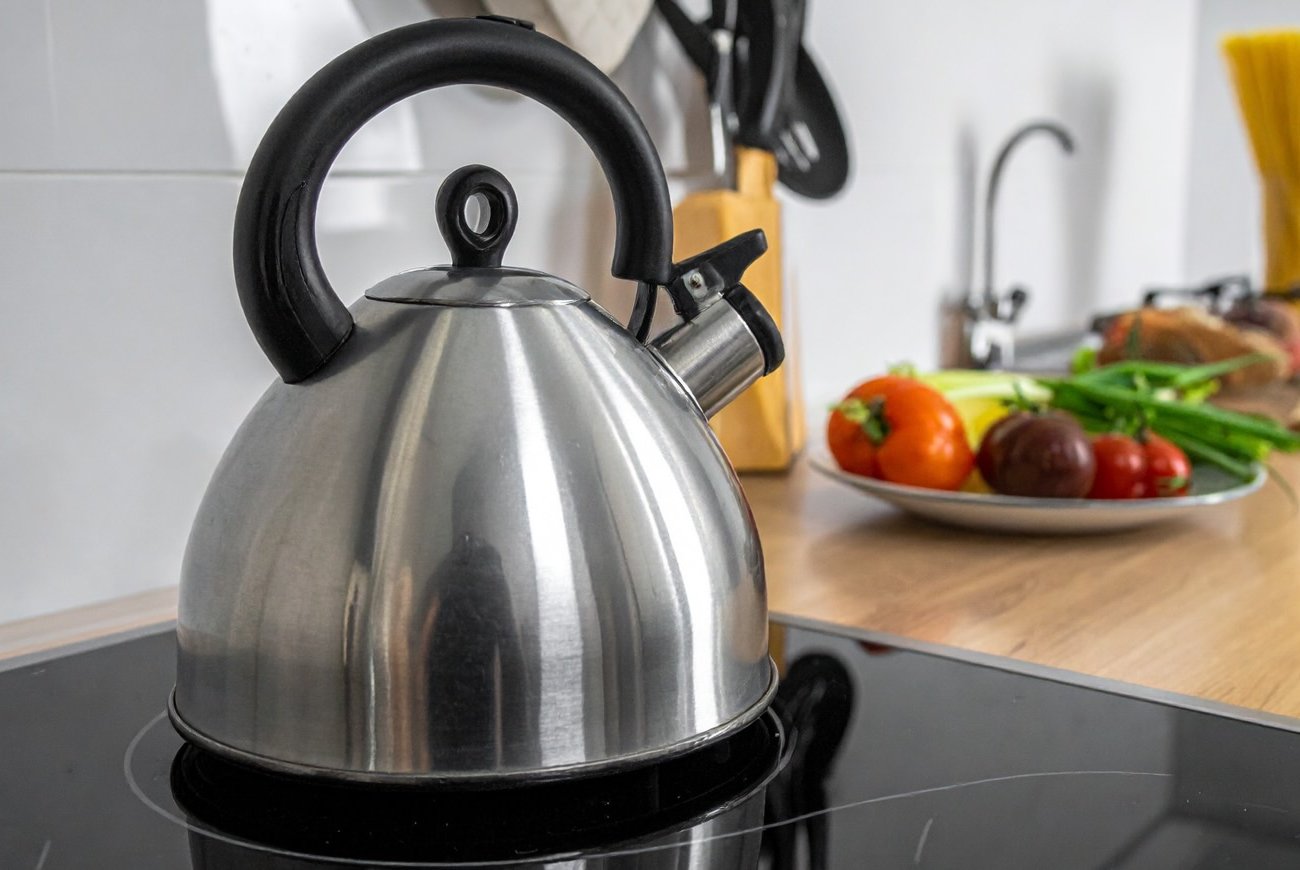 Чайник засияет как новый: запомните копеечный способ удаления нагара и жирного налета