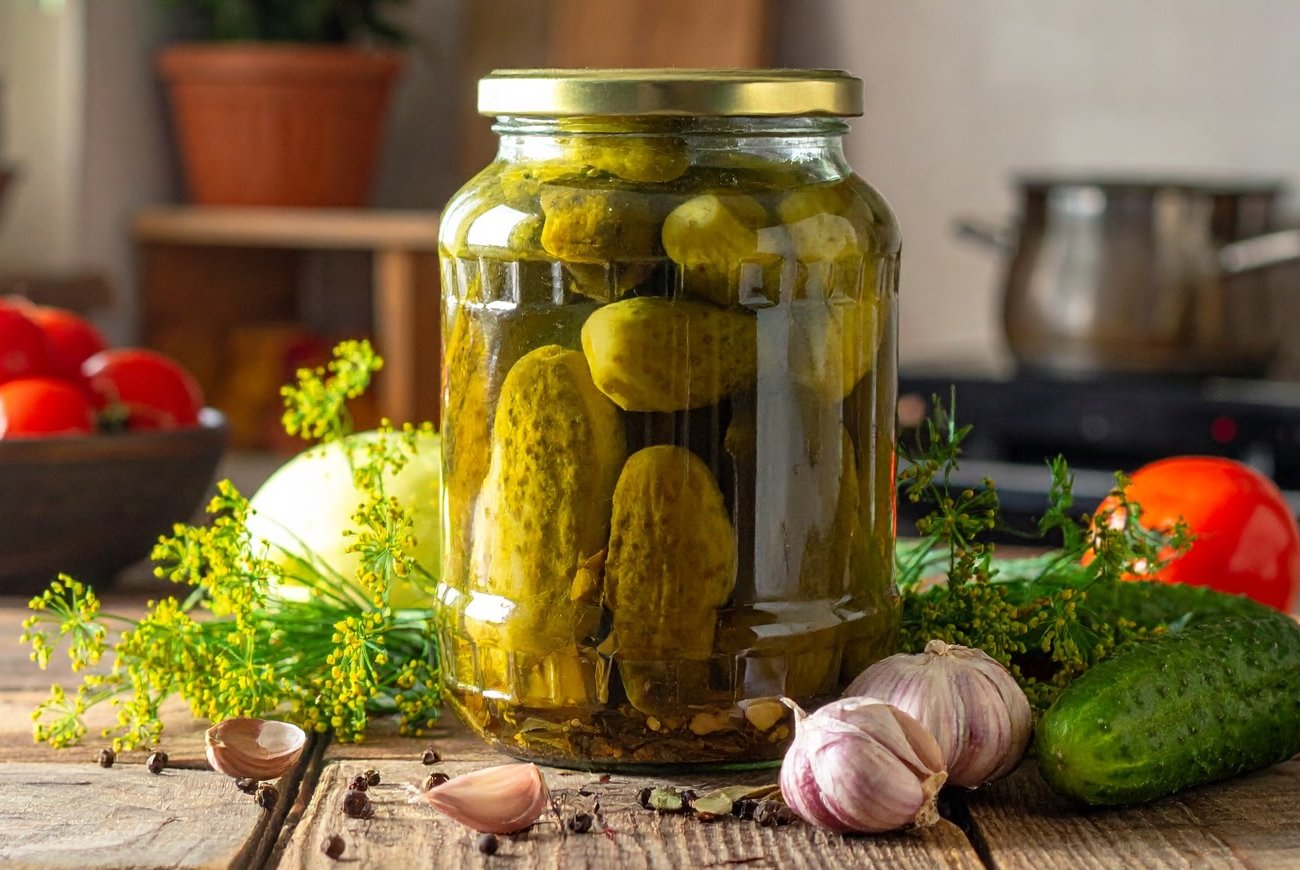 Как использовать остатки соленых огурцов с пользой: 2 быстрых и вкусных рецепта
