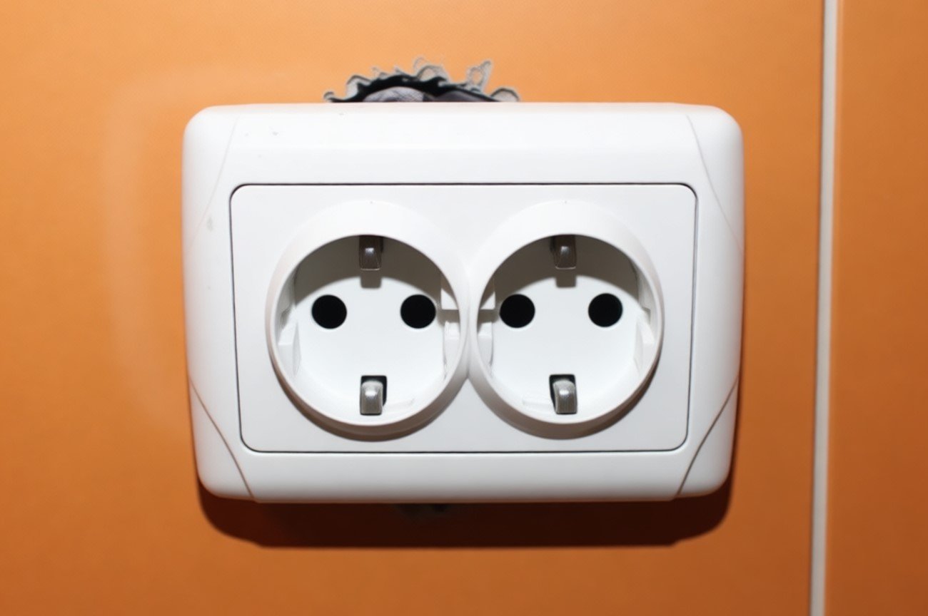 Как закрепить выпадающую розетку в стене за 15 минут: два простых способа без вызова мастера