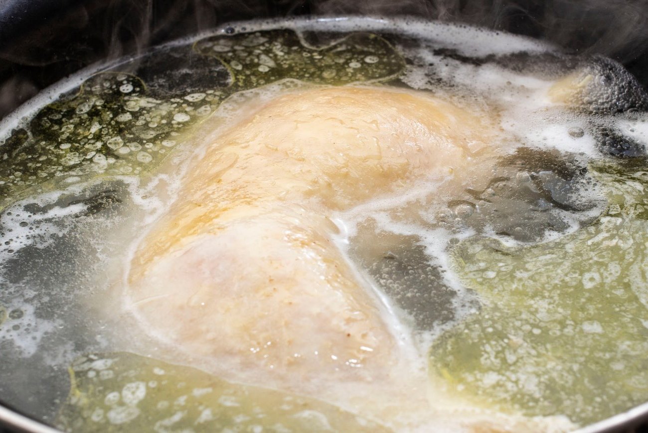 Почему важно снимать пену без остатка при варке мяса: простое правило опытных кулинаров