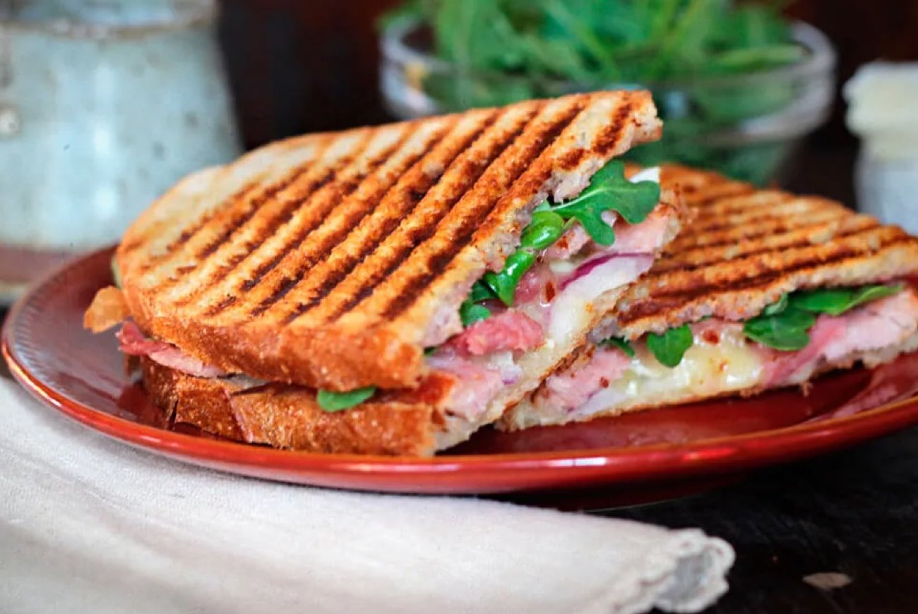 Забудьте о скучных бутербродах: итальянский рецепт с ветчиной и сыром покорит всю семью