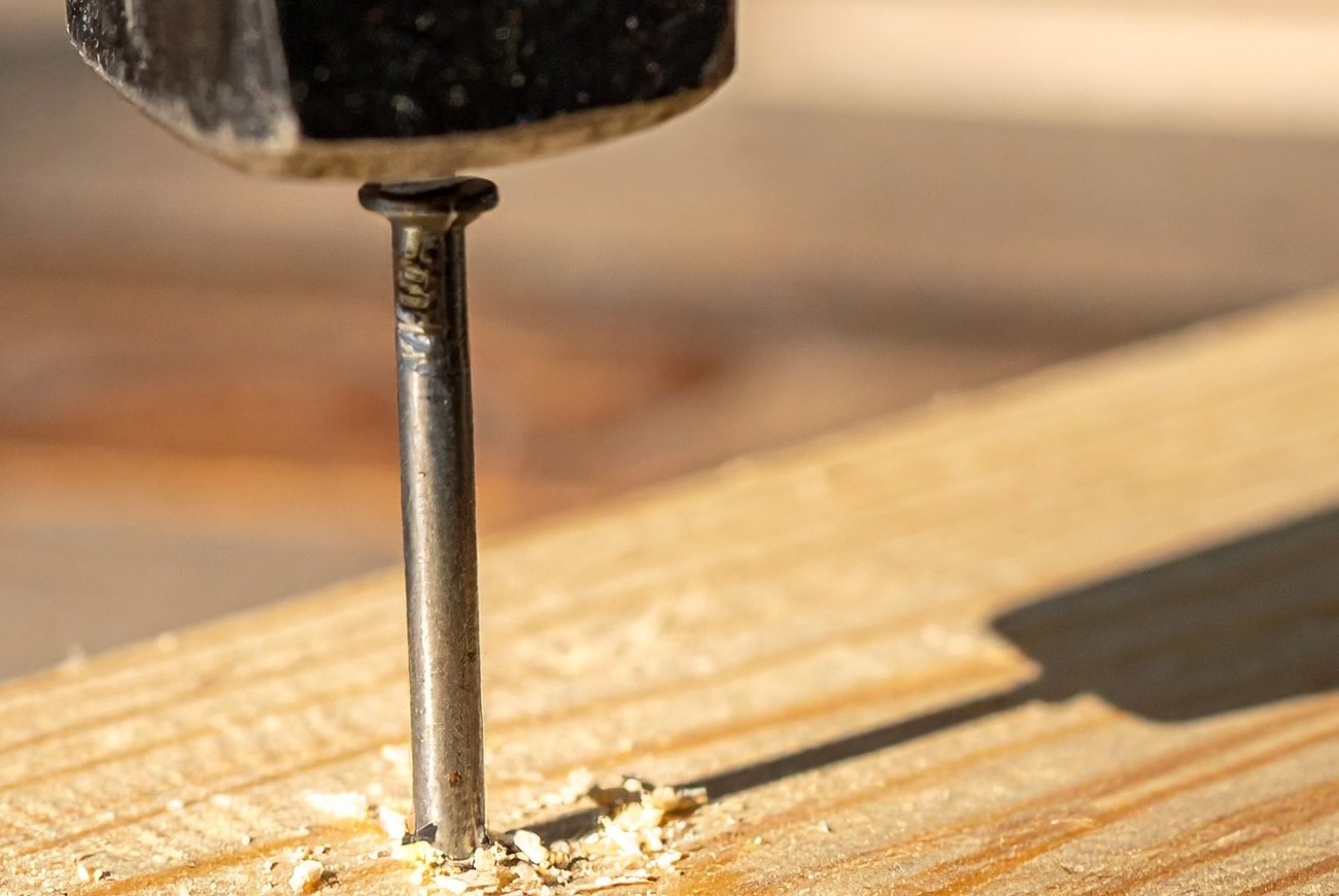 Гвоздь войдет в стену как по маслу: запомните простую хитрость с одной жидкостью