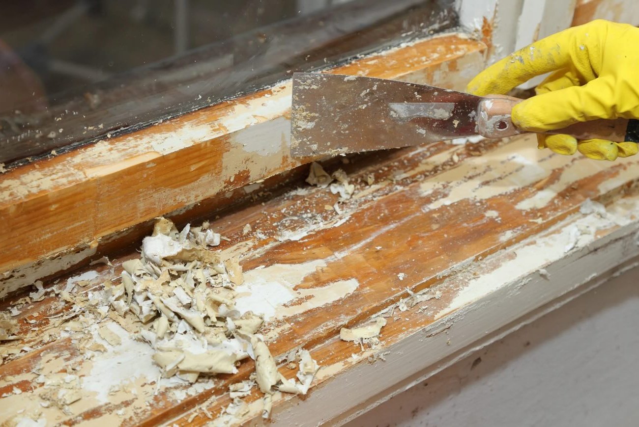 Краска с подоконника сойдет без усилий: простой способ очистки без использования наждачки