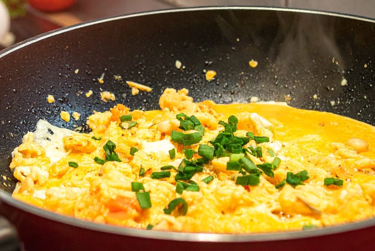 Убираю мелкую скорлупу из яичницы за мгновение: запомните хитрость, которой пользуются профессионалы