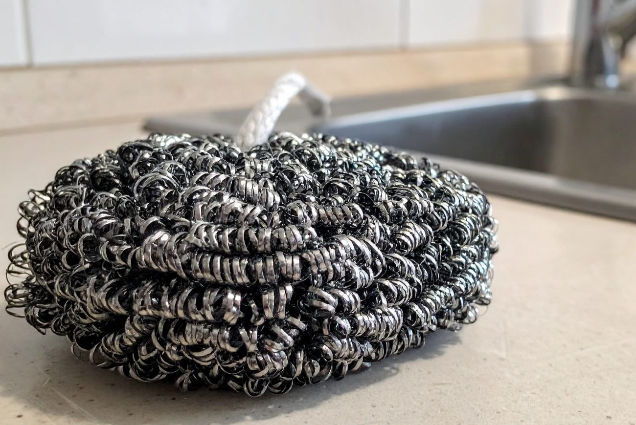 Металлическая губка справится не только с посудой: нестандартный способы ее использования в быту