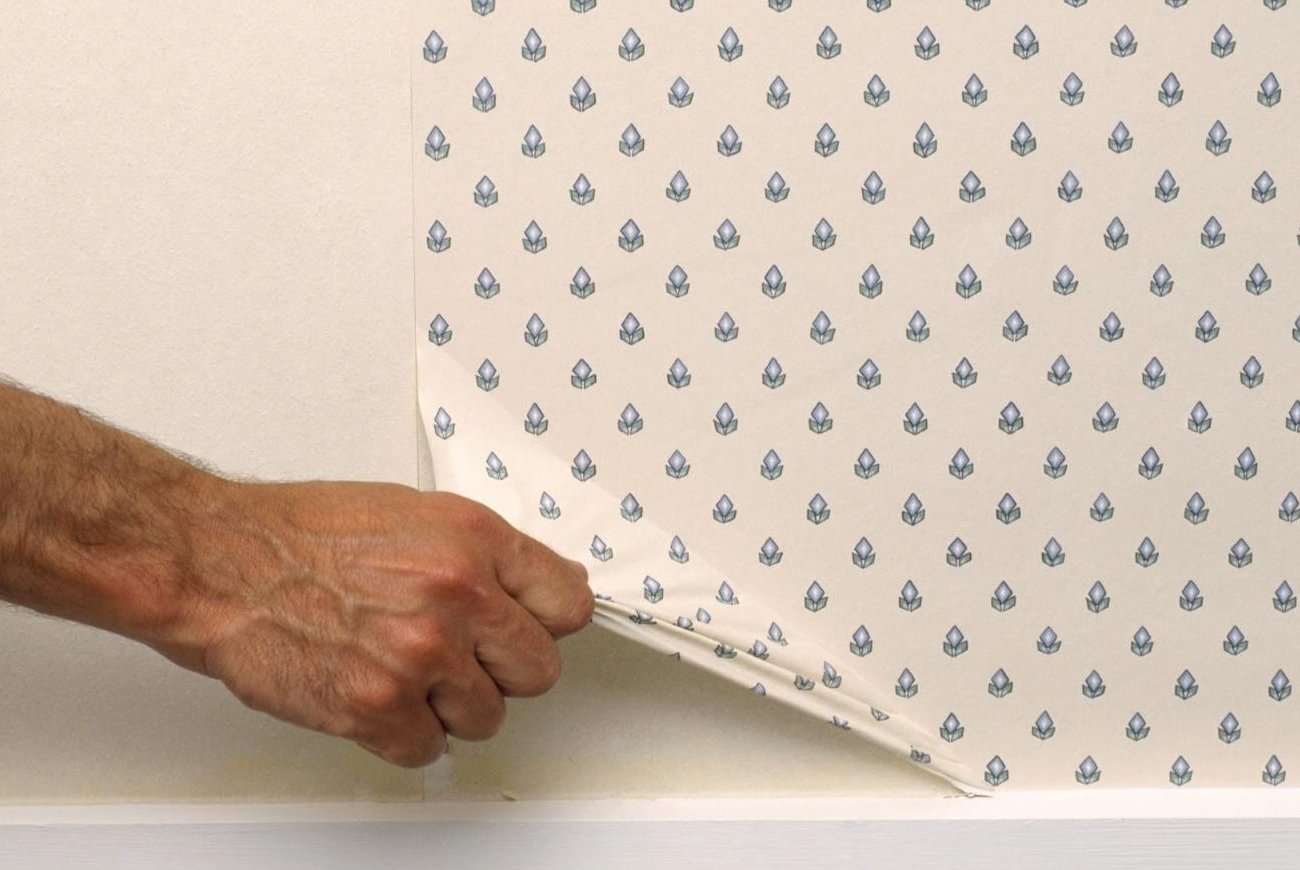 Обои перестанут отставать от стены: запомните метод надежной подклейки