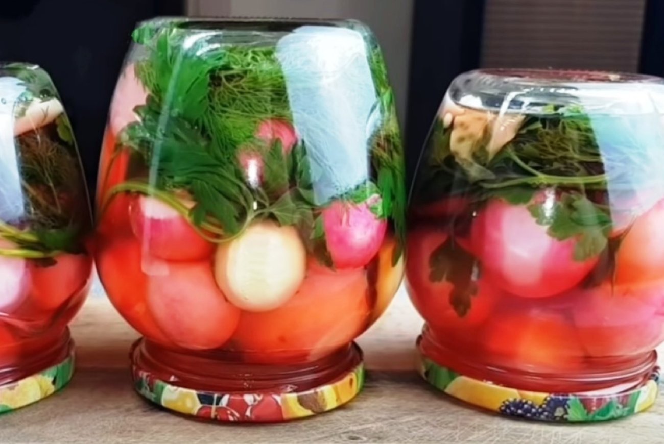 Зачем опытные хозяйки переворачивают банки с заготовками вверх дном: это не просто дань традиции