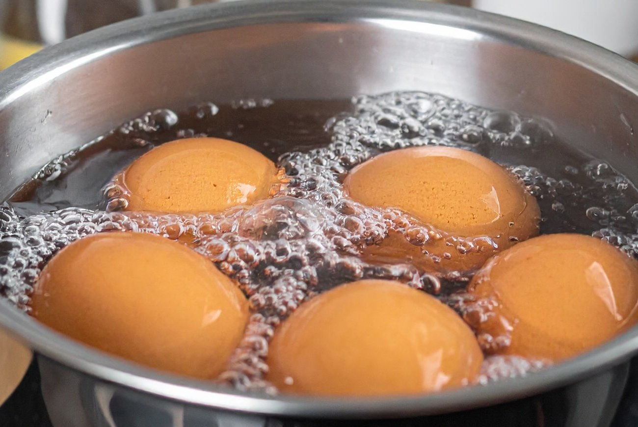 Яйца не лопаются даже в крутом кипятке: запомните что капнуть в воду при варке