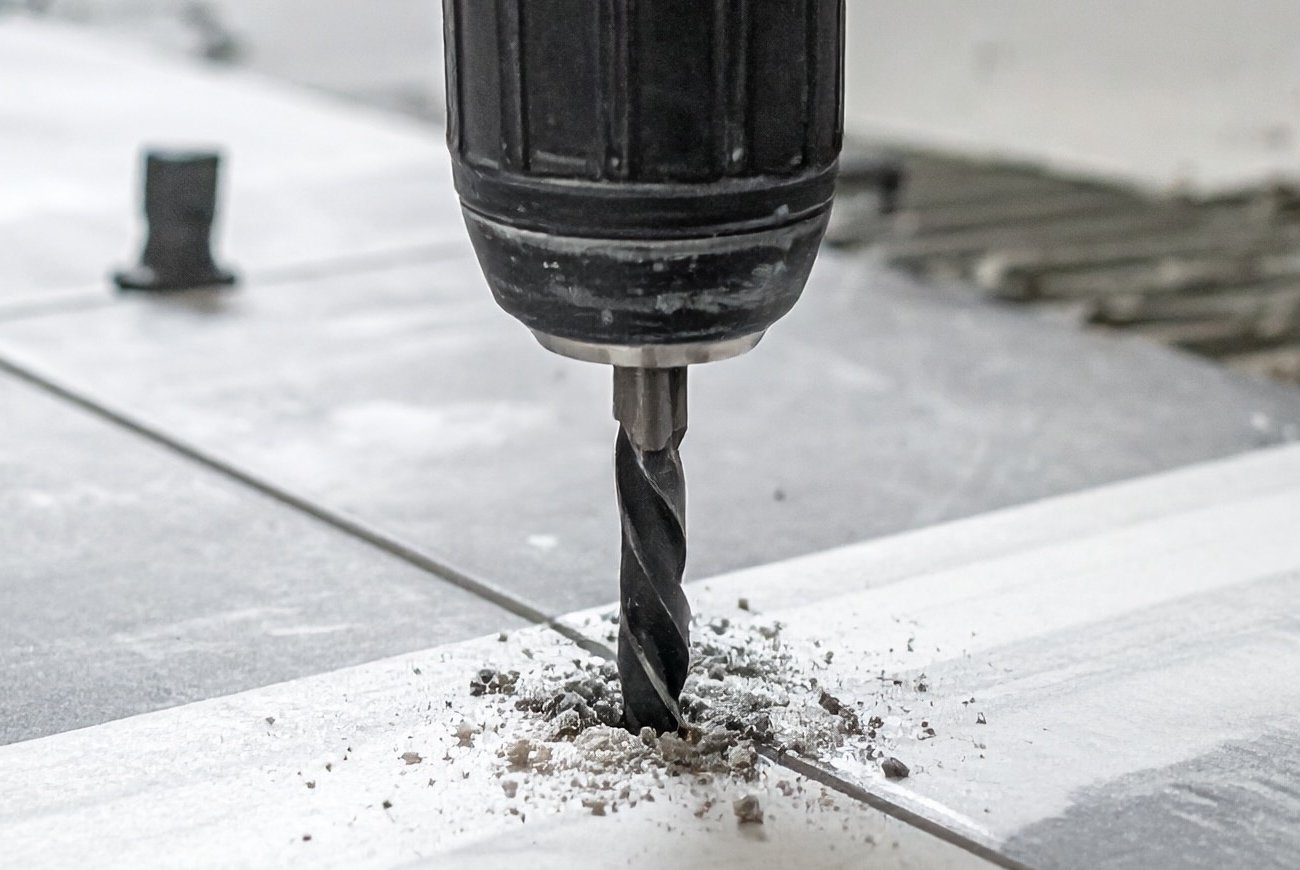 Керамическая плитка больше не трескается при сверлении: запомните простой способ сделать ровное отверстие