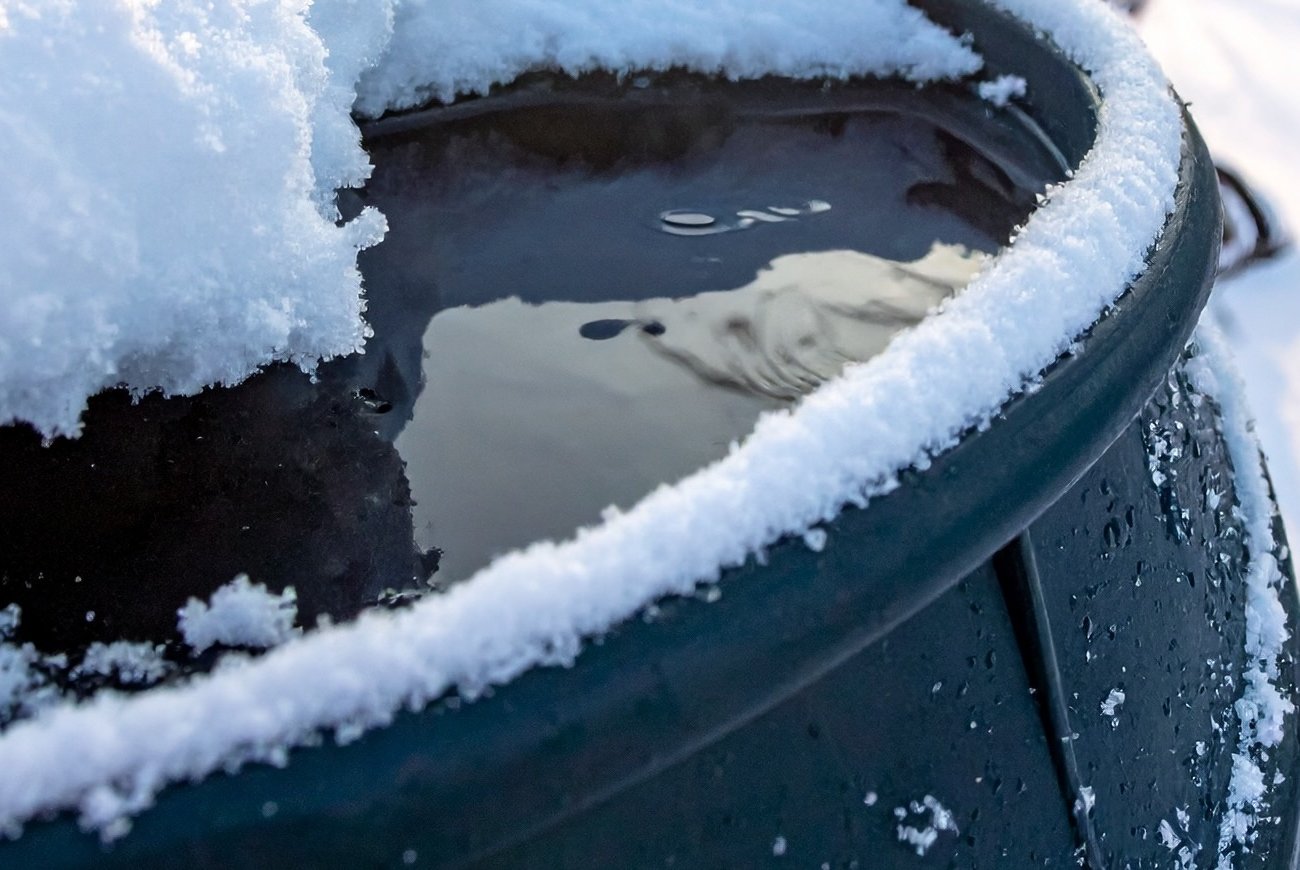 Бочка с водой не лопнет зимой: проверенный способ защитить емкость