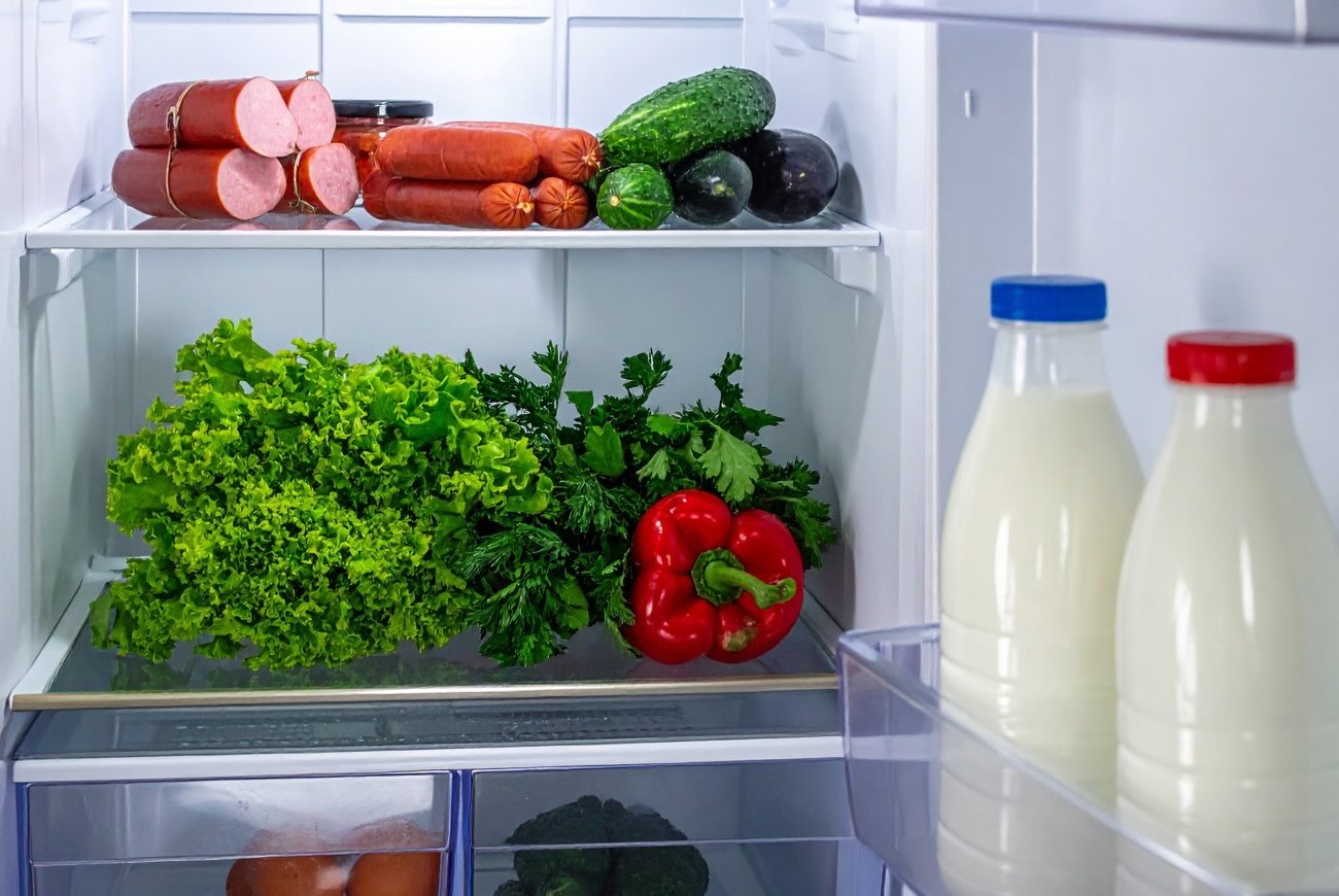 Неприятный запах из холодильника исчезнет мгновенно: запомните быстрый домашний способ