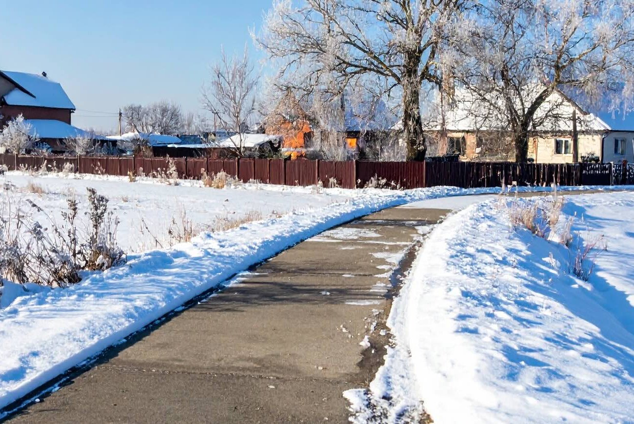 Дорожка очистится ото льда без соли и песка: запомните простое домашнее средство