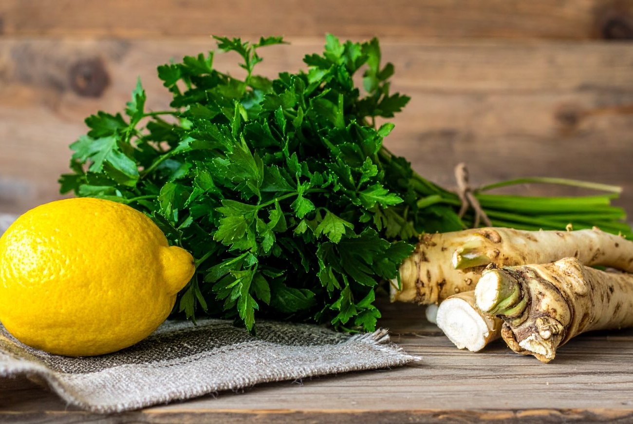 Отеки уйдут без таблеток: запомните 5 быстрых домашних рецептов