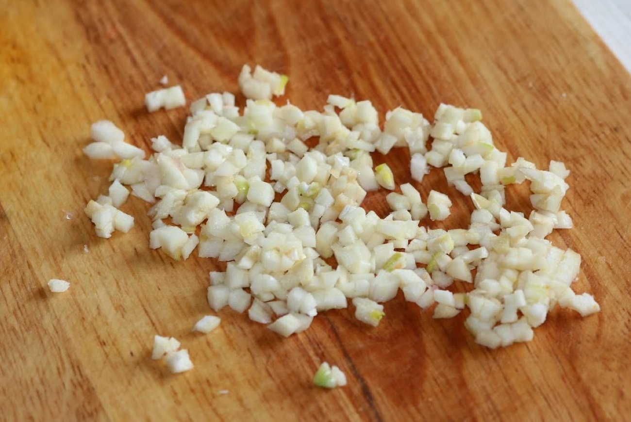 Чеснок измельчится за секунду без пресса: хитрый способ с целлофаном