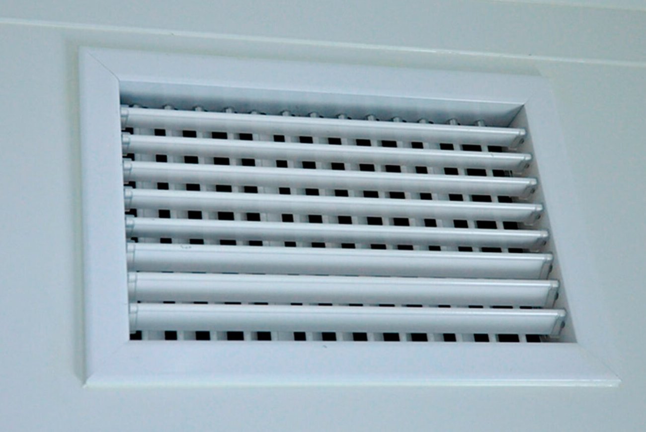 Почему из вентиляции идет неприятный запах: причины и способы устранения