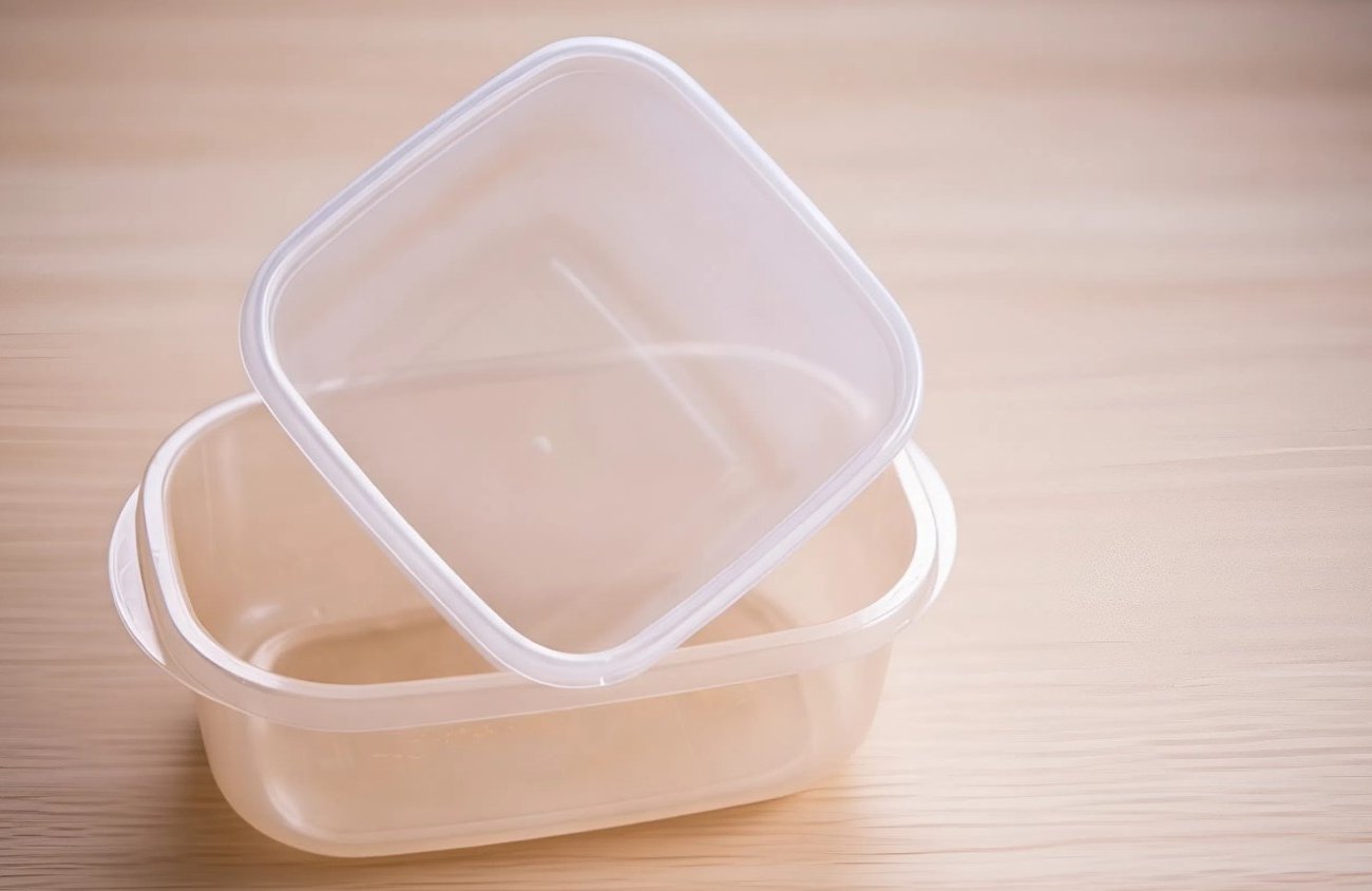 Как убрать запах из пластикового контейнера без дорогой химии: 3 простых средства с кухни