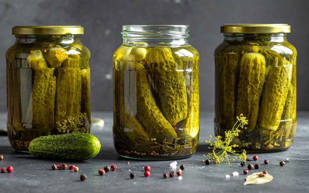 Можно ли есть огурцы с белой пленкой: запомните, когда консервация безопасна