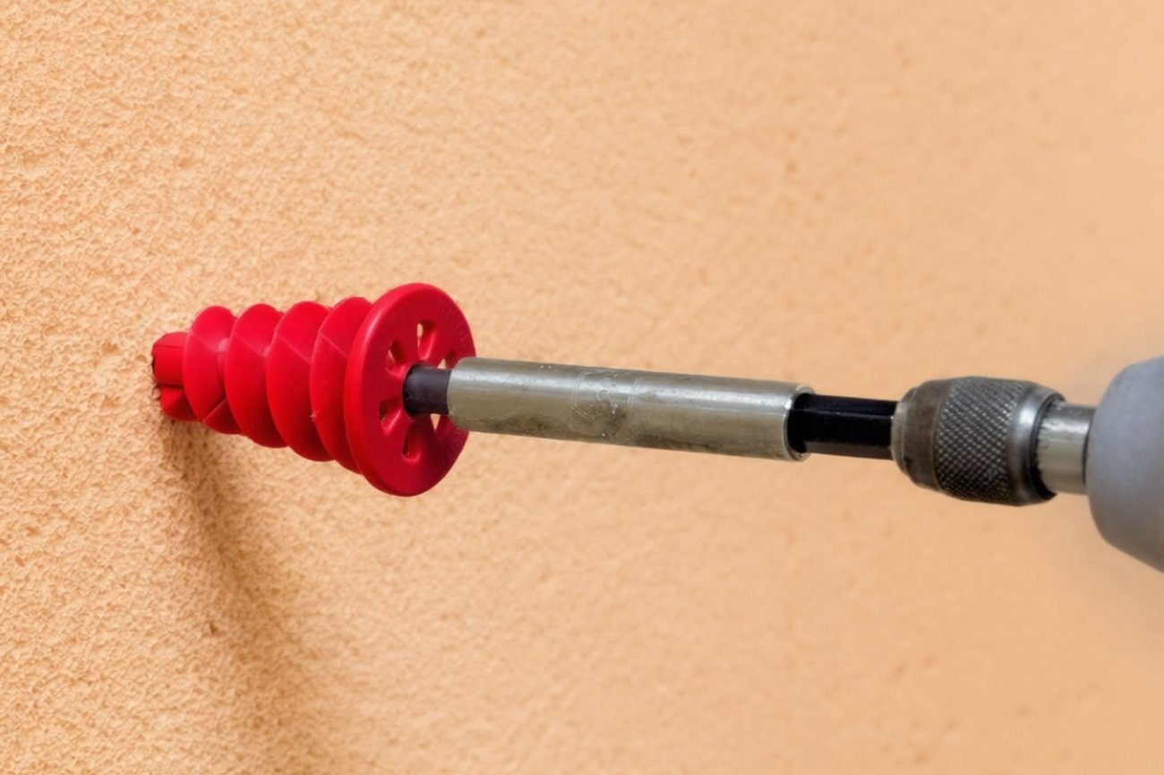 Дюбель будет годами держаться даже в рыхлой стене: решение за 10 минут без помощи специалиста