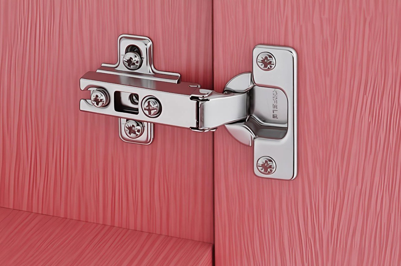 Дверцы кухонного шкафчика не будут расшатываться: как закрепить саморезы, чтобы намертво держались в ДСП