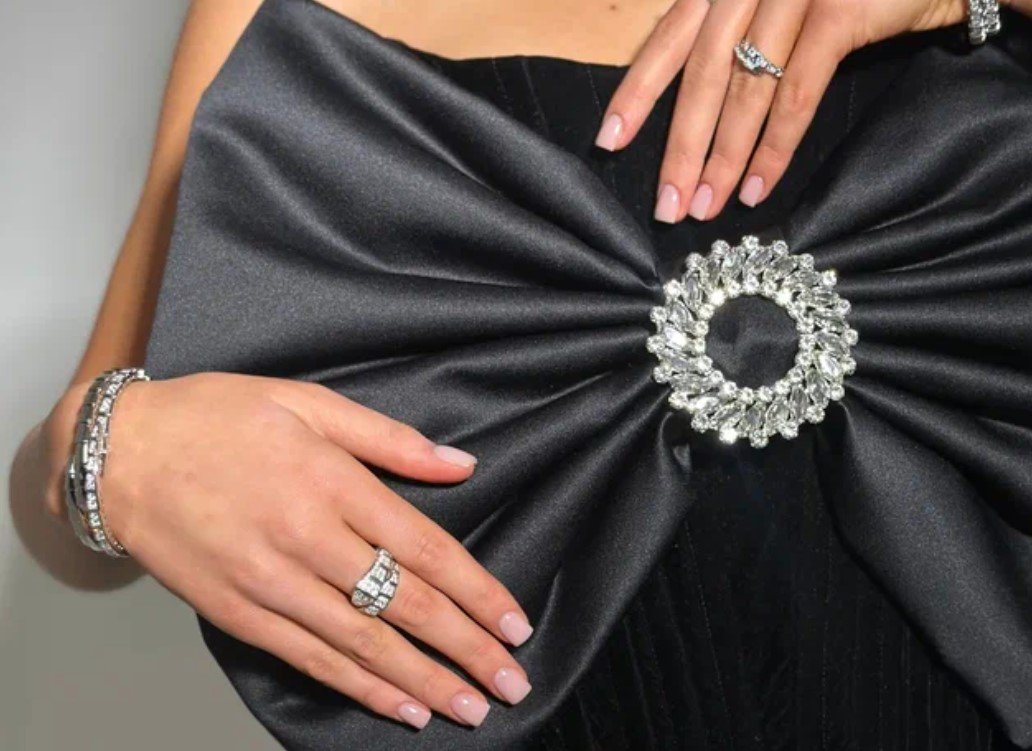 В Минске распродают украшения со скидками до 80% и дарят серьги за покупки