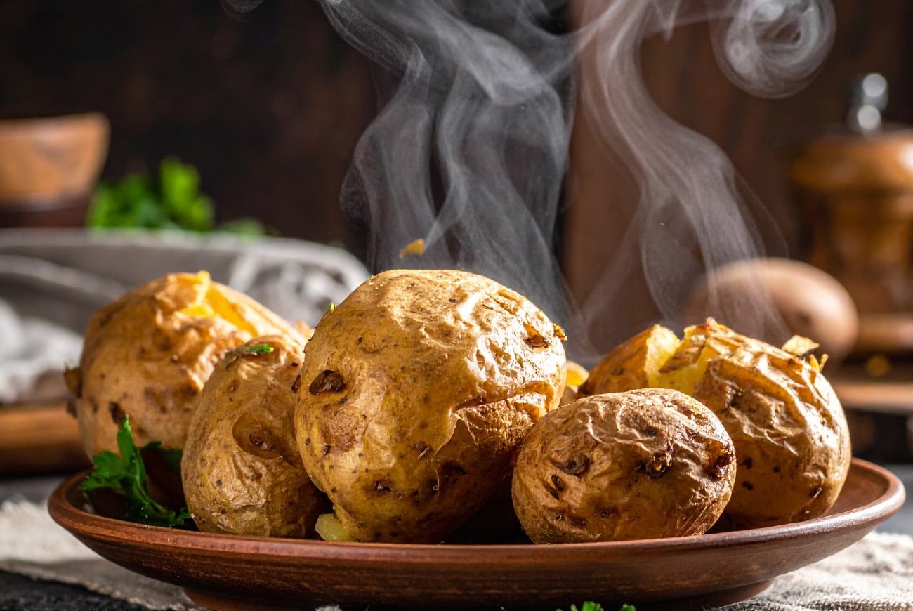 Картошка в мундире очистится мгновенно: быстрый способ без ожогов и возни