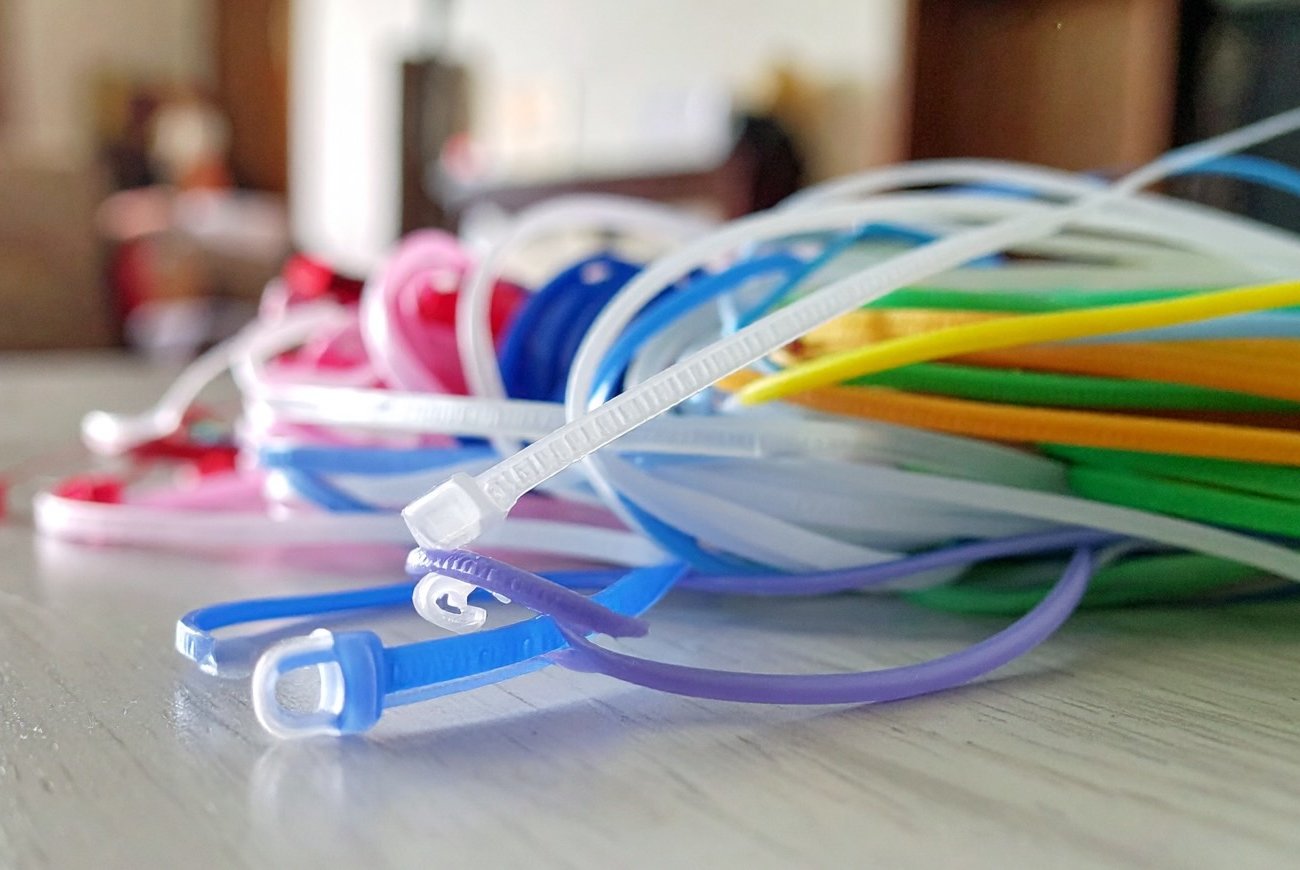 Пластиковые стяжки настоящая находка для дома: запомните 7 способов их применения