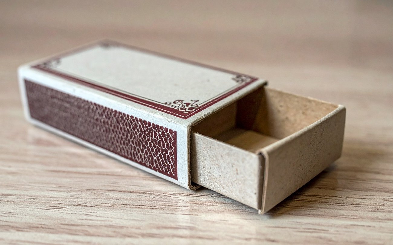 Зачем опытные хозяйки кладут коробок от спичек за унитазом: лайфхак для комфорта в доме