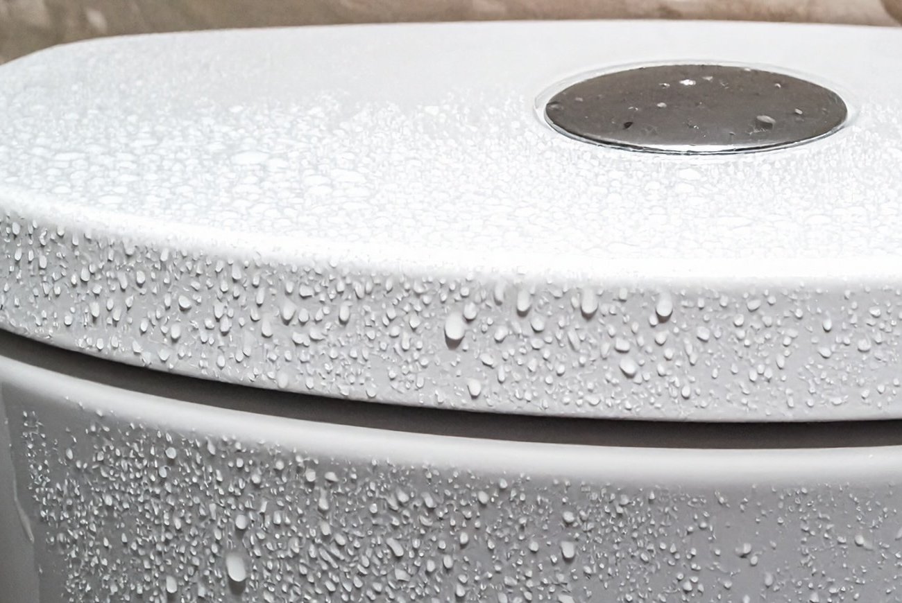 Бачок унитаза перестал потеть благодаря простому трюку: этот метод избавит от конденсата