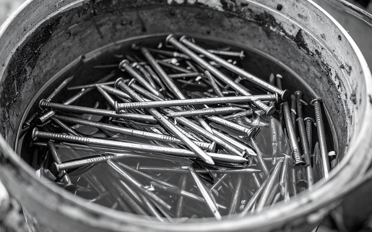 Зачем опытные мастера вымачивают гвозди в растворе соли: старый строительный секрет