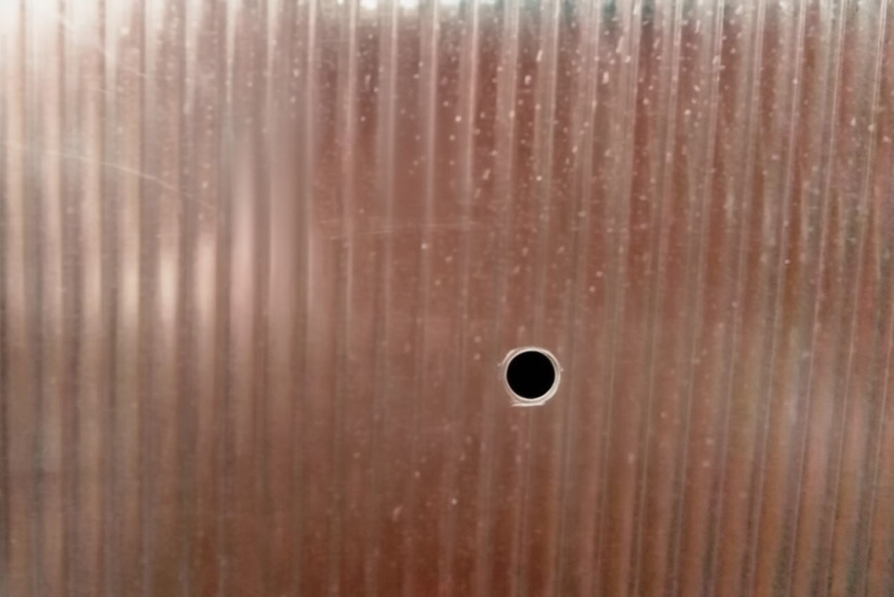 Как заделать дырку в поликарбонате без замены листа: простая технология без лишних затрат и помощи мастера