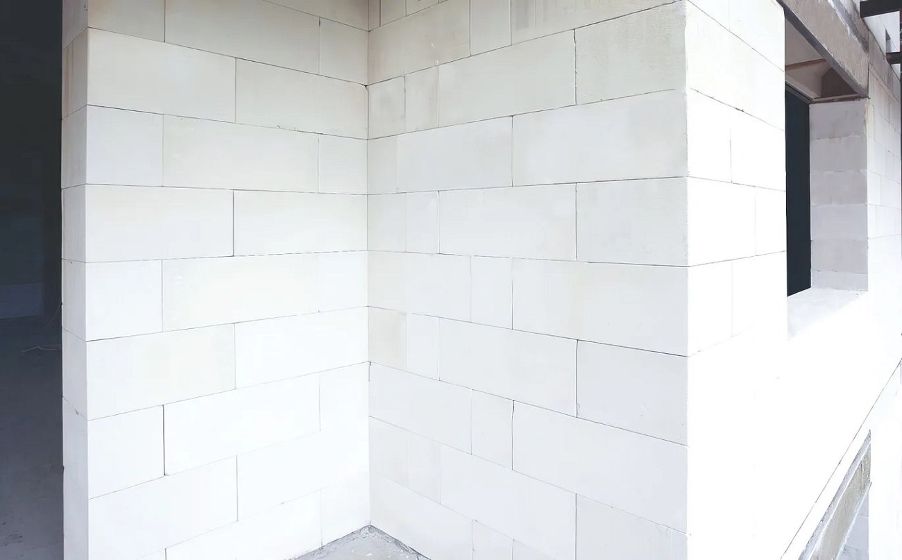 Стена из газоблока простоит век без трещин: запомните один прием при строительстве