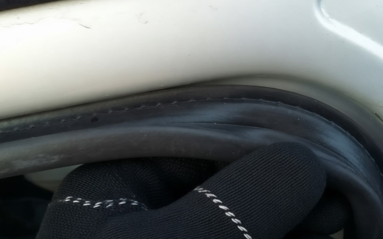 Уплотнители автомобиля останутся эластичными даже в сильный мороз: протрите резинки растительным маслом