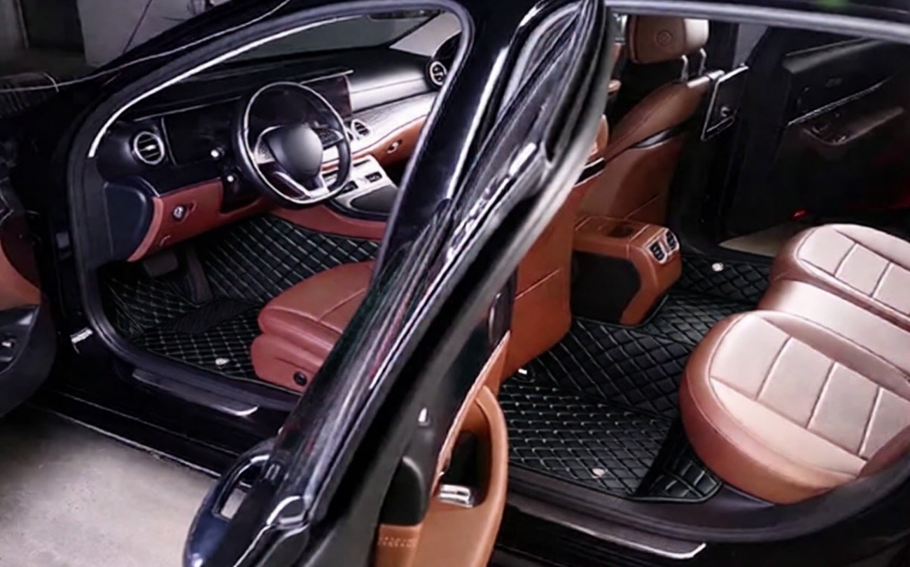 Что подкладывают опытные водители под коврики в машине: зимний лайфхак защитит от влажности