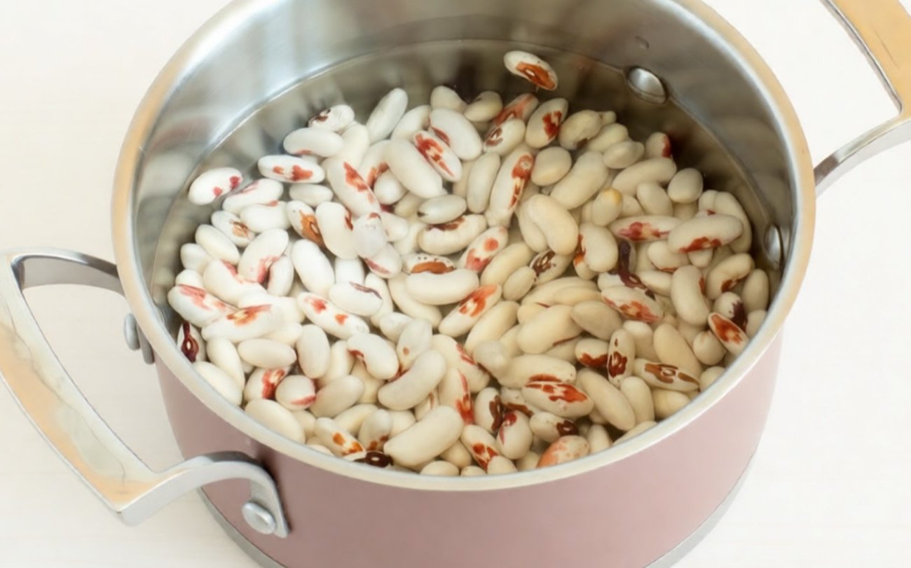 Фасоль будет готова без длительного замачивания: хитрость с одним кухонным ингредиентом