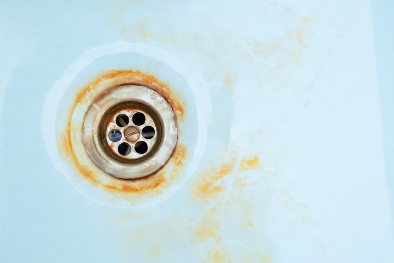 Ржавчина сходит за пару минут: хитрый способ очистки сантехники лимоном