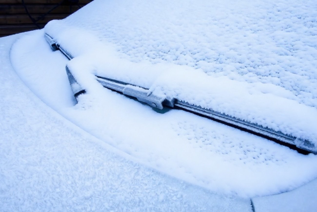 Почему снег нельзя убирать дворниками машины: запомните частую ошибку и больше не повторяйте