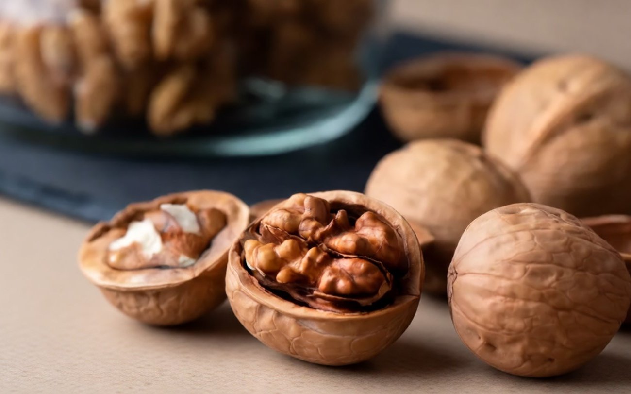 Гора грецких орехов очищается за пару минут: дедовский способ, о котором многие не знают