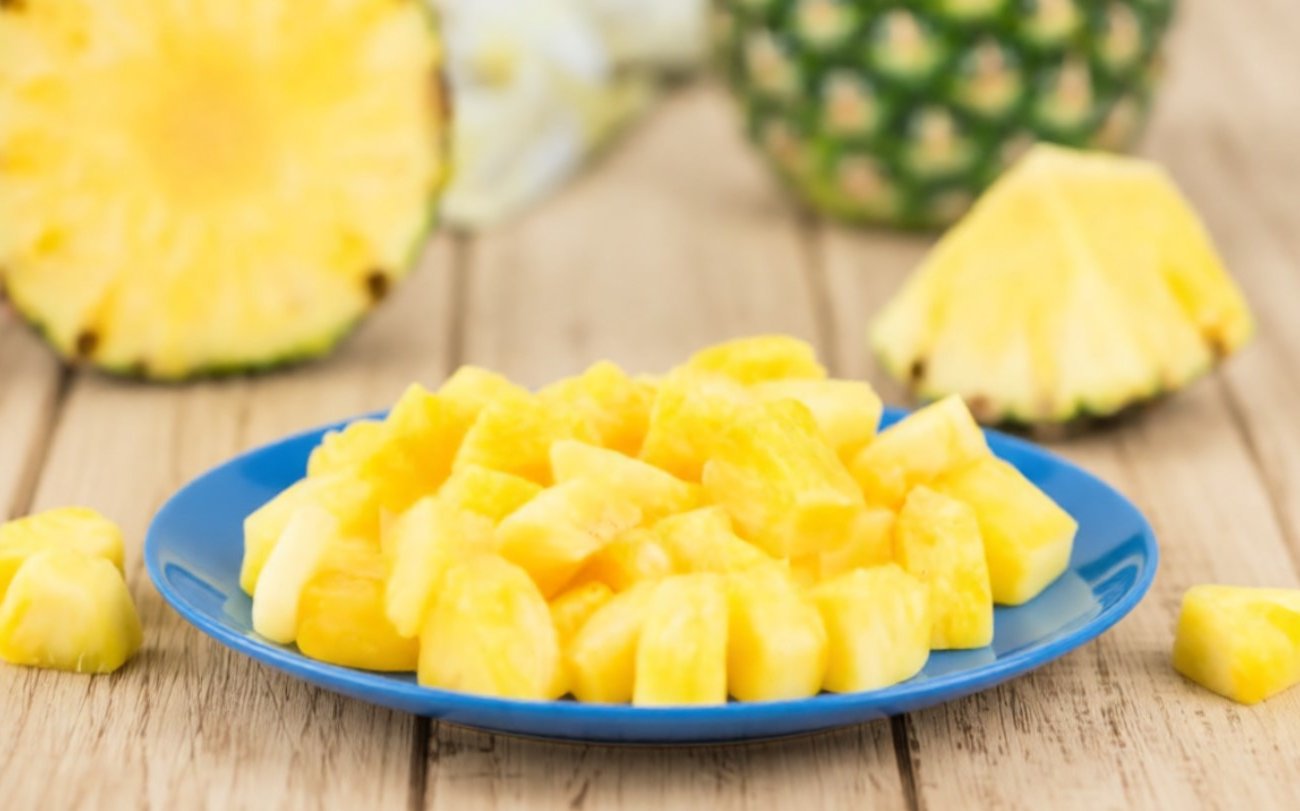 Три салата с ананасом, которые украсят новогодний стол: гости будут в полном восторге