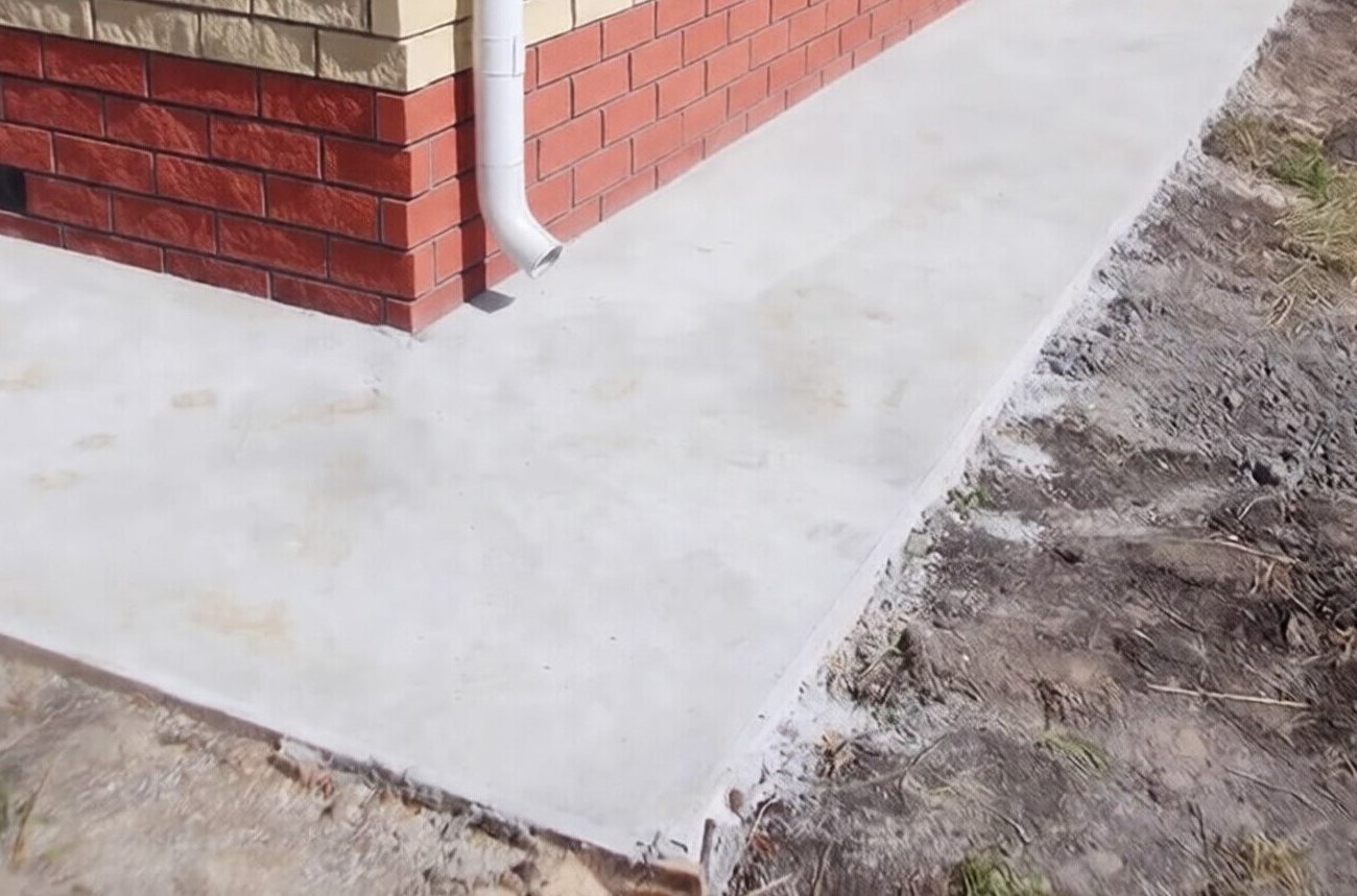 Бетонная отмостка простоит без трещин десятки лет: способ укрепления цемента без затрат и помощи специалиста