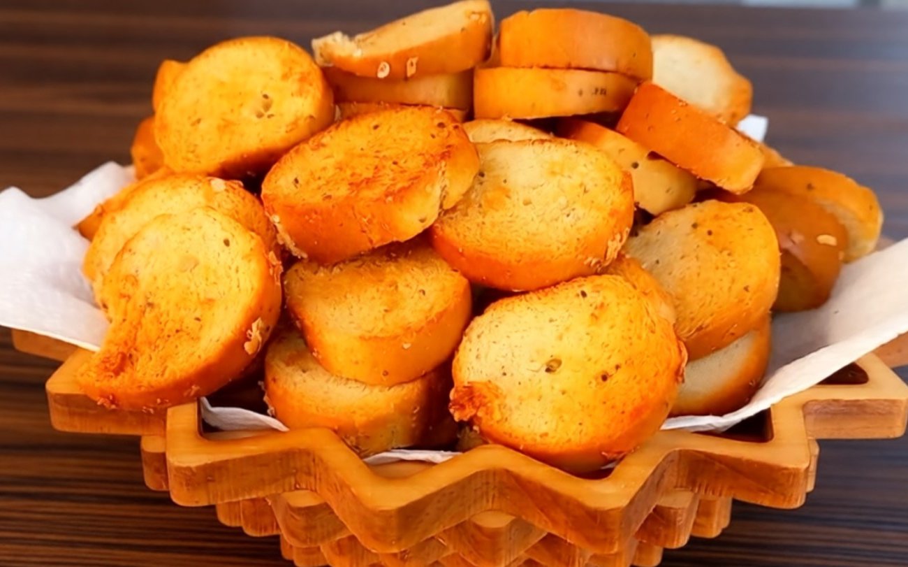 Черствый багет не пропадет зря: как за полчаса сделать вкусные сухарики в духовке