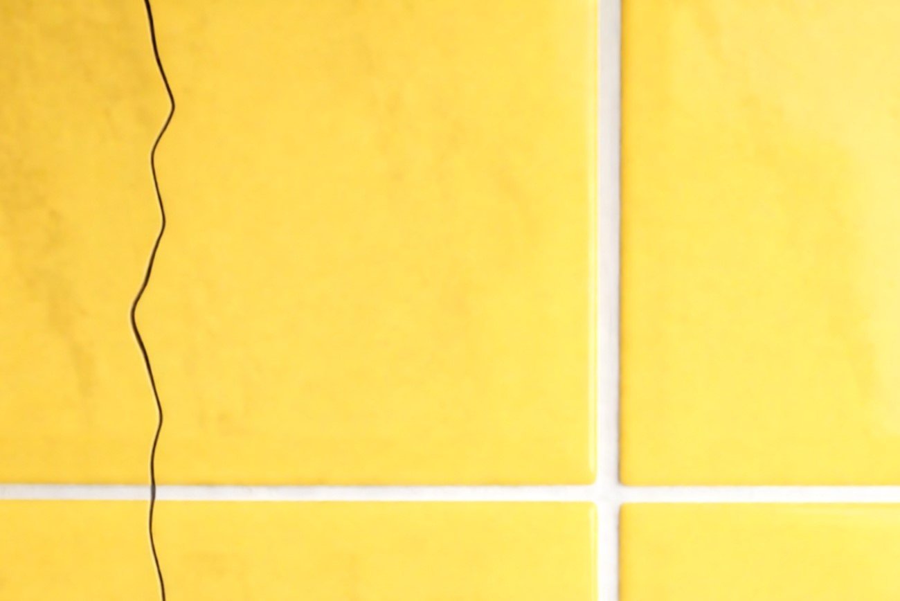 Как заделать трещины в кафеле без затрат за 15 минут: простой способ без вызова специалиста