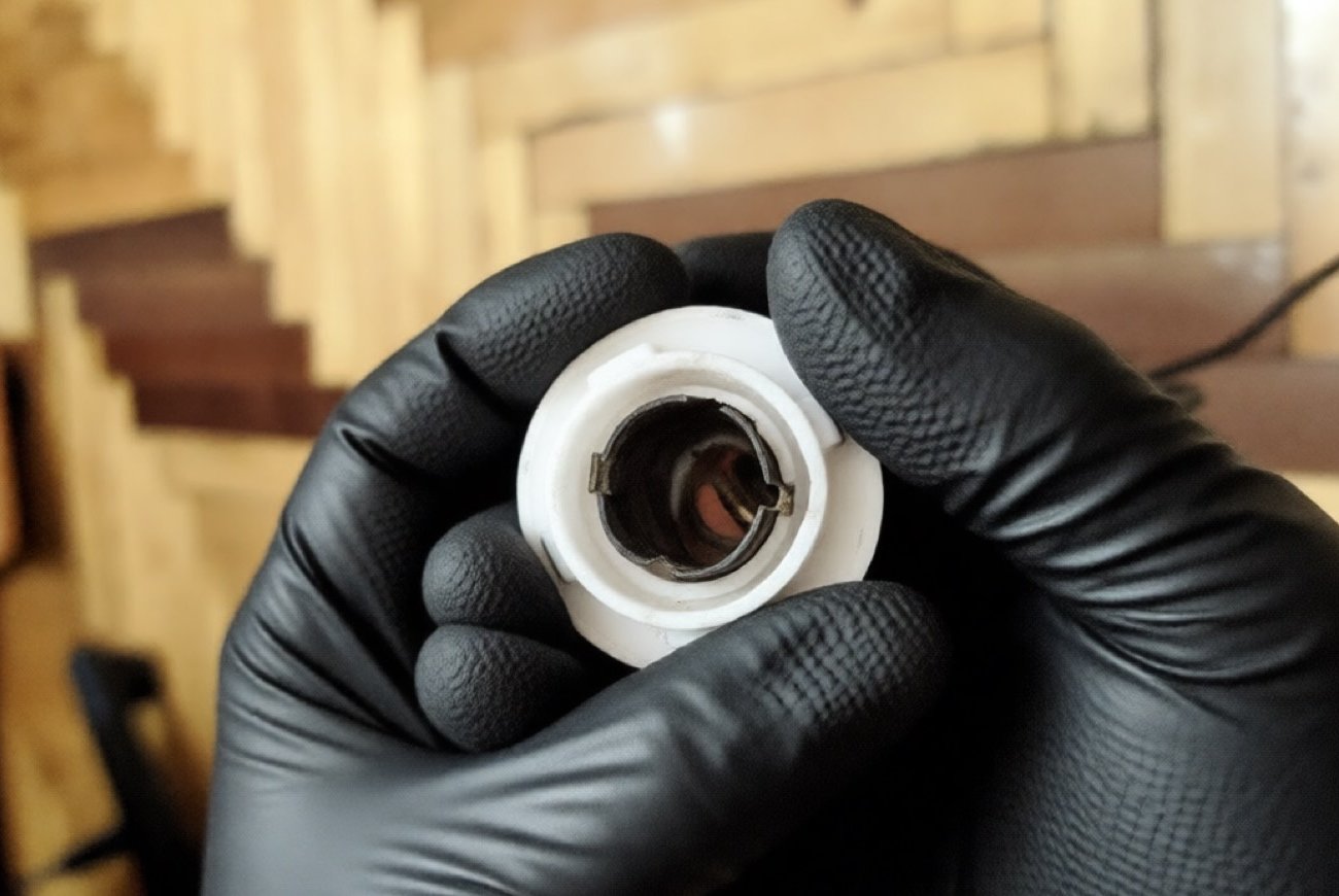 Лопнувшая лампочка выкрутится из патрона легко и безопасно: запомните способ с картофелиной