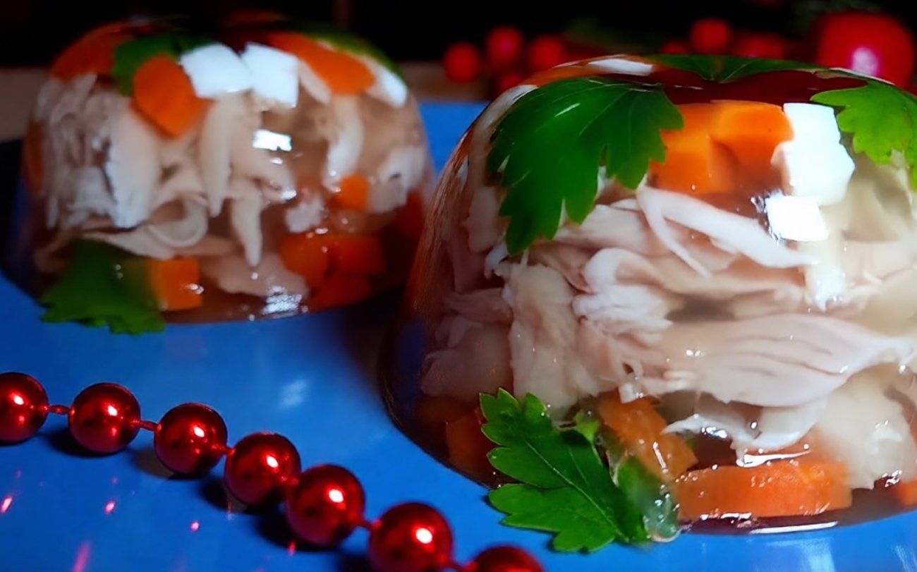 Готовлю заливное с курицей в помидорах и гости в восторге: красивая закуска на праздничный стол