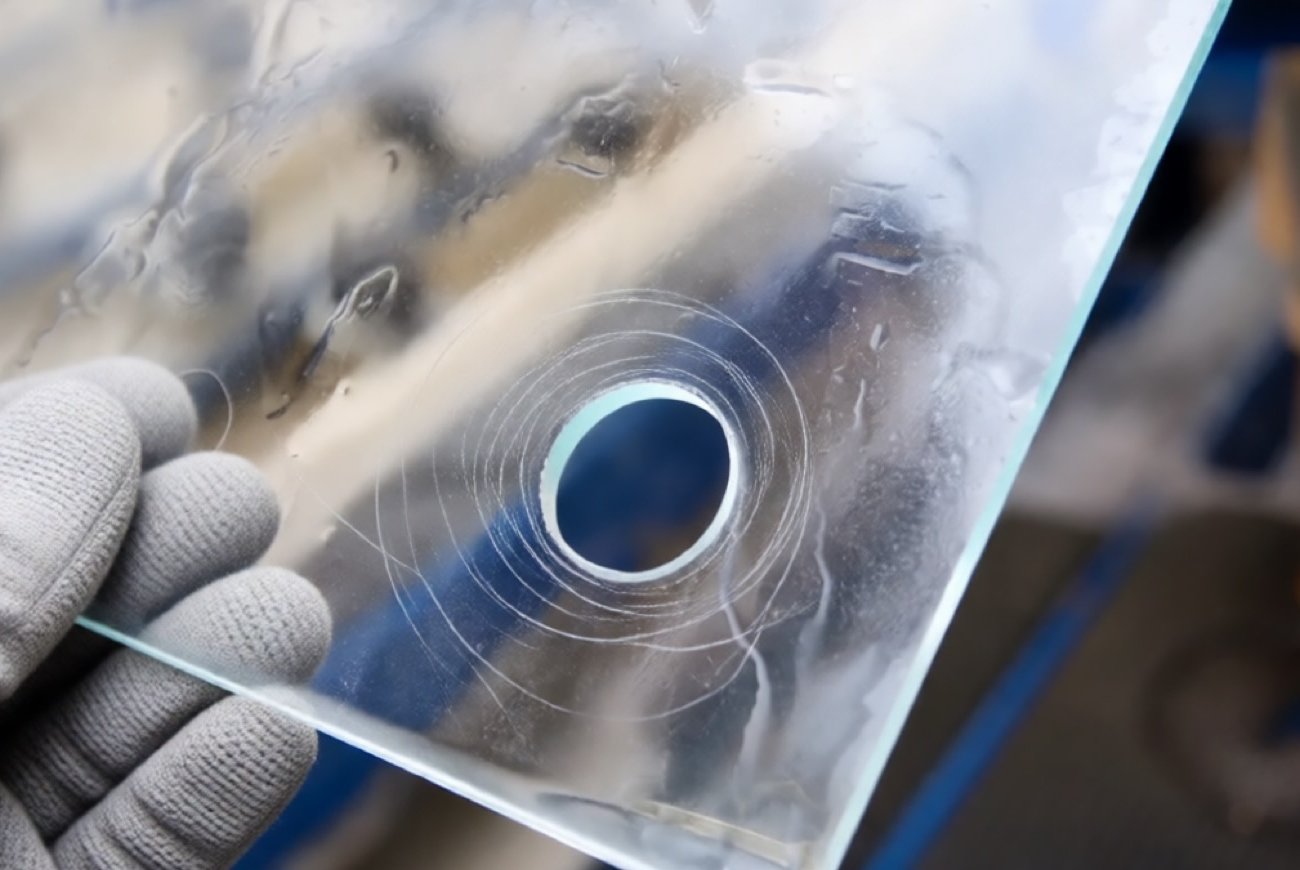 Как безопасно просверлить стекло дома: дедовский метод подручными инструментами