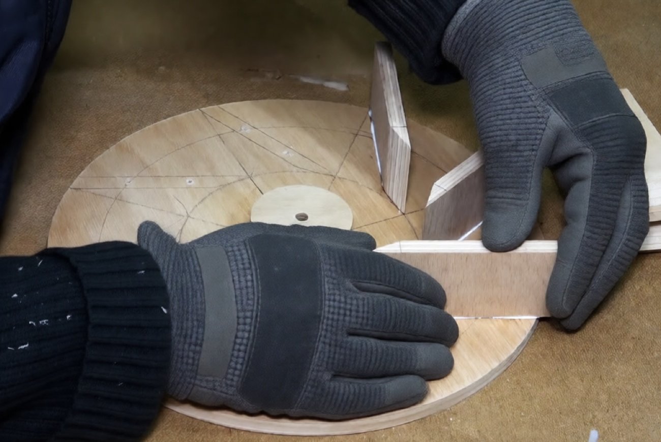 Как вырезать ровный круг в фанере без специального инструмента: быстрый метод без дорогих приспособлений