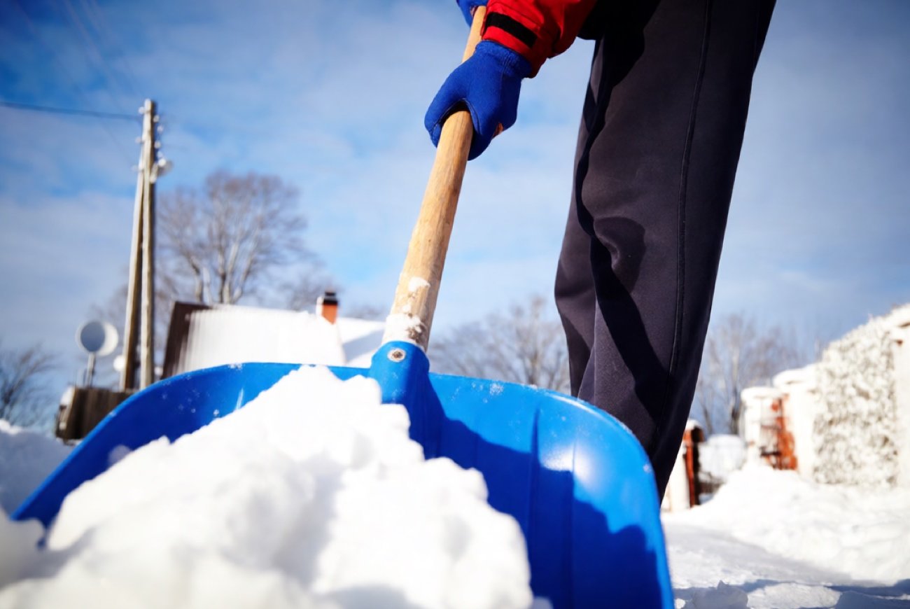 Как ускорить уборку снега на участке: намажьте лопату растительным маслом перед работой