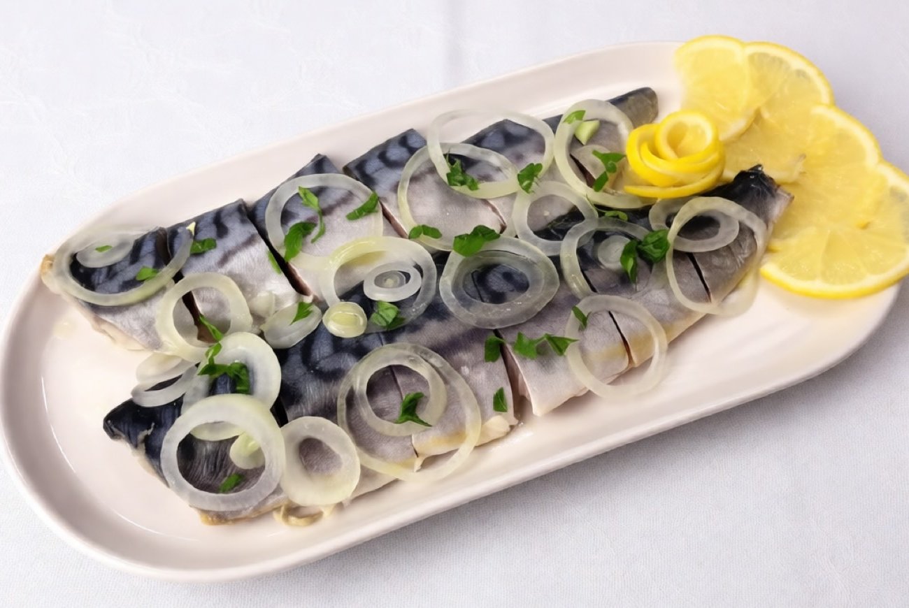 Как замариновать скумбрию за 4 часа: быстрый рецепт вкусной закуски без долгого ожидания