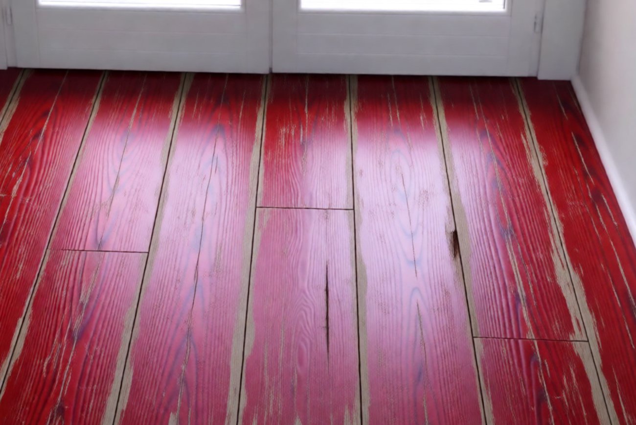 Деревянный пол перестанет прогибаться и «гулять»: 2 проверенных метода без затрат и вызова мастера