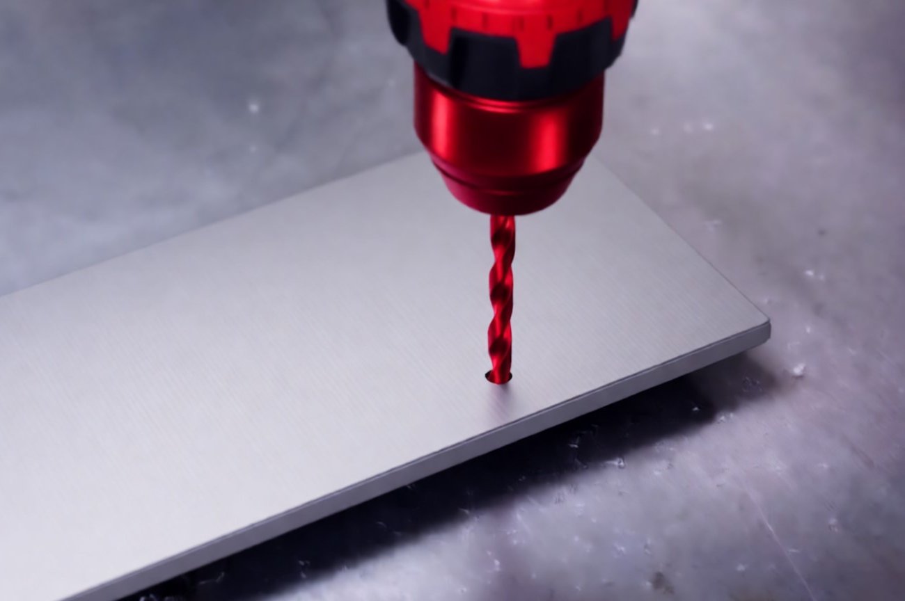 Как сделать идеальное отверстие в тонком металле: простое решение без помощи специалиста